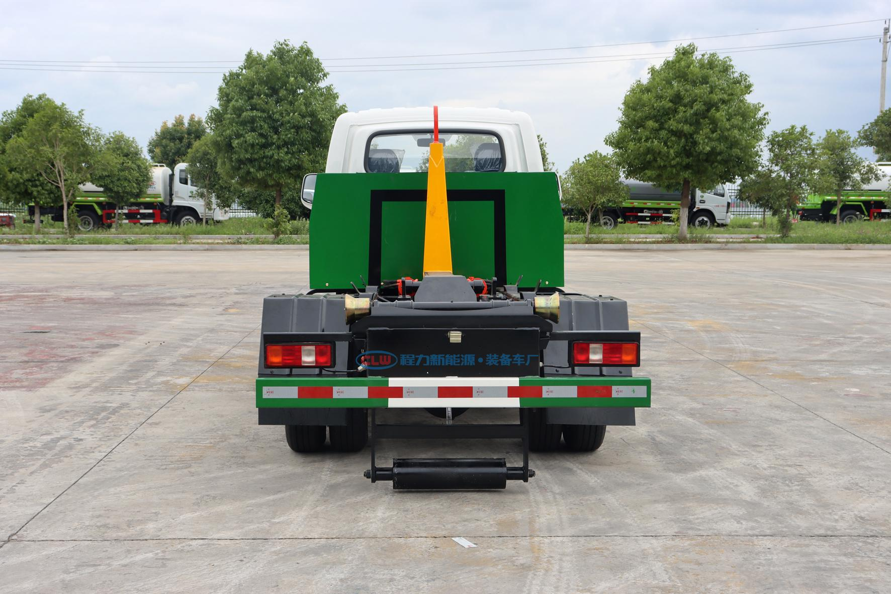 東風(fēng)華神純電動(dòng)勾臂垃圾車(chē)