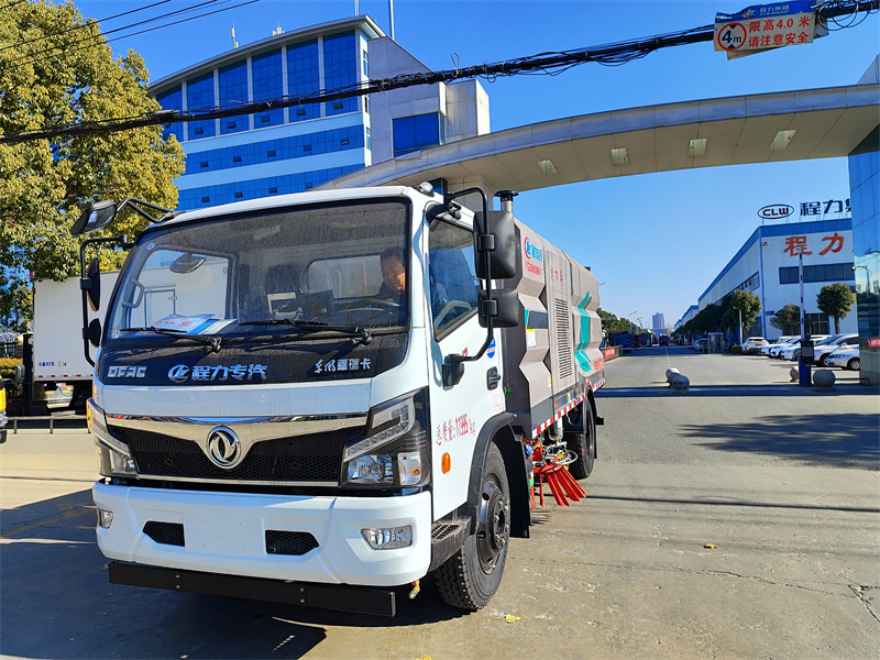 東風(fēng)大多利卡洗掃車(chē)（4方塵箱.5方水箱）